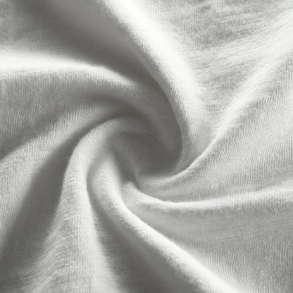 Gros plan sur le poignet d'une manche longue, illustrant le bord franc et l'aspect vintage du tissu.