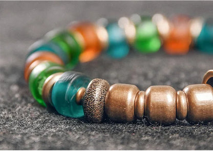 Bracelet Reiki en Verre Coloré et Breloque en Cuivre Martelé – Bohème Esprit Népal