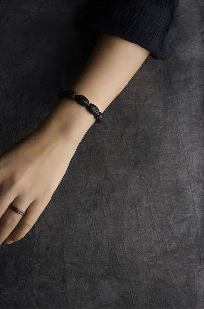 Bracelet Pierre de Lave et Laiton Forgé à la Main – Style Brut, Diffuseur d'Huiles Essentielles