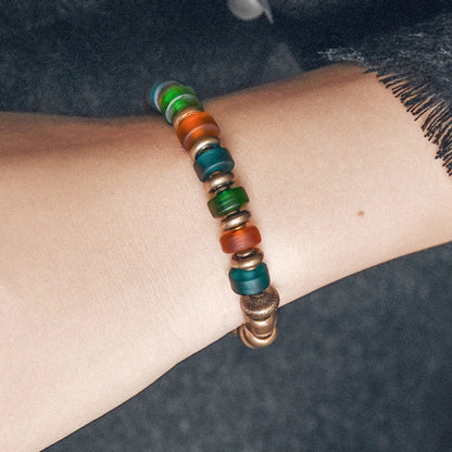 Bracelet Reiki en Verre Coloré et Breloque en Cuivre Martelé – Bohème Esprit Népal