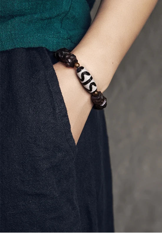 Bracelet Tibétain Ébène et Perle Dzi – Amulette de Protection en Cuivre Martelé