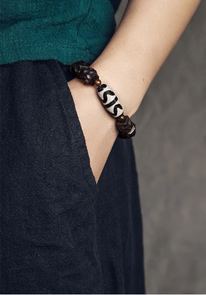Bracelet Tibétain Ébène et Perle Dzi – Amulette de Protection en Cuivre Martelé