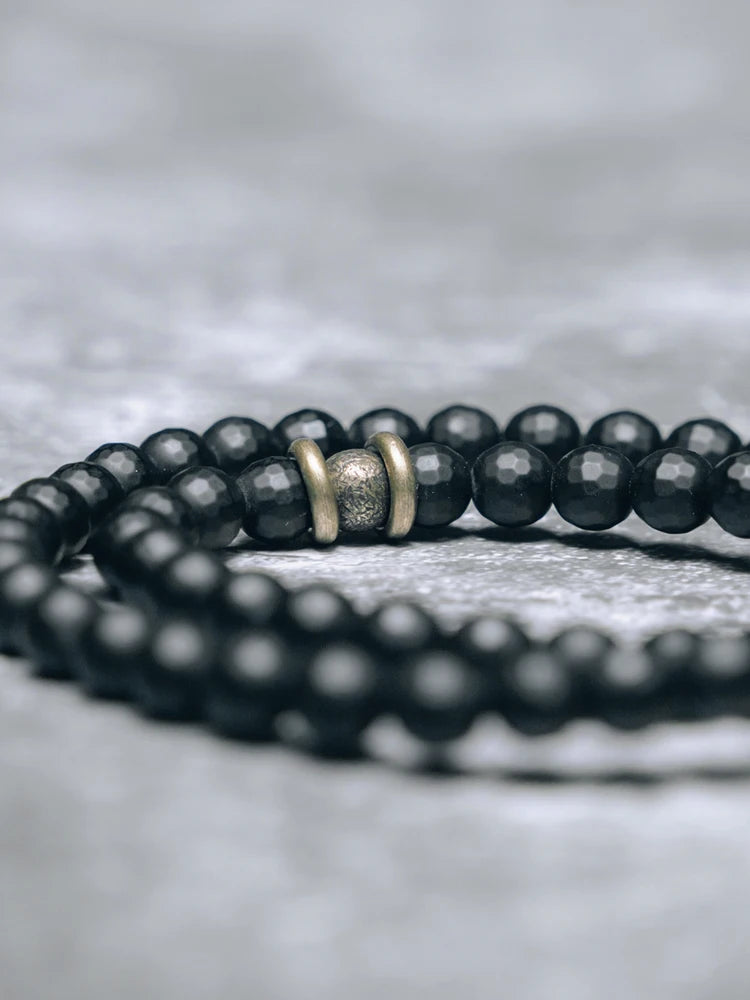Bracelet Minimaliste Agate Noire Mate et Perles de Laiton – 6 ou 8 mm, Unisexe