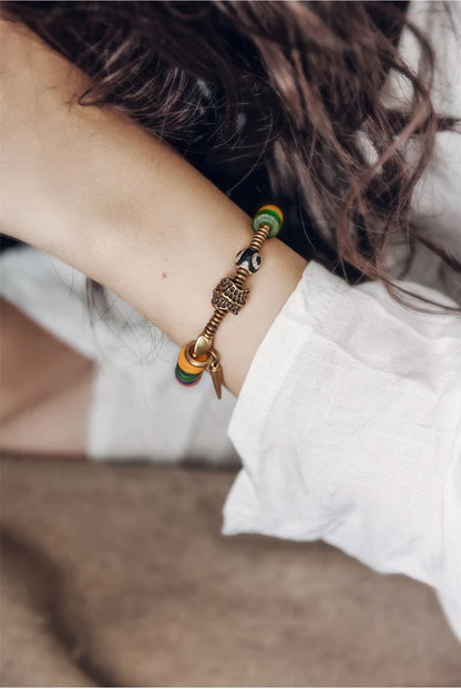 Bracelet Verre Coloré et Perle Tibétaine – Breloque en Cuivre Travaillé Main, Unisexe