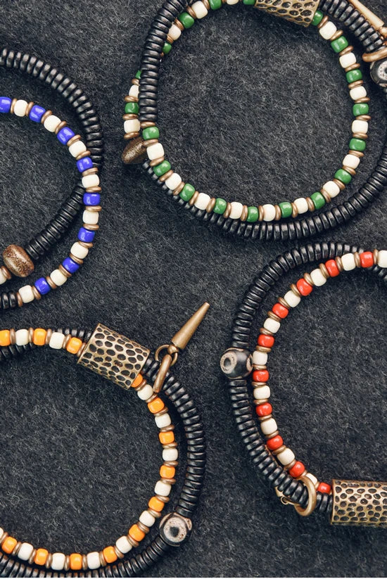 Bracelet Zen Double Rang Ébène et Pierres Colorées – Vajra en Laiton Martelé