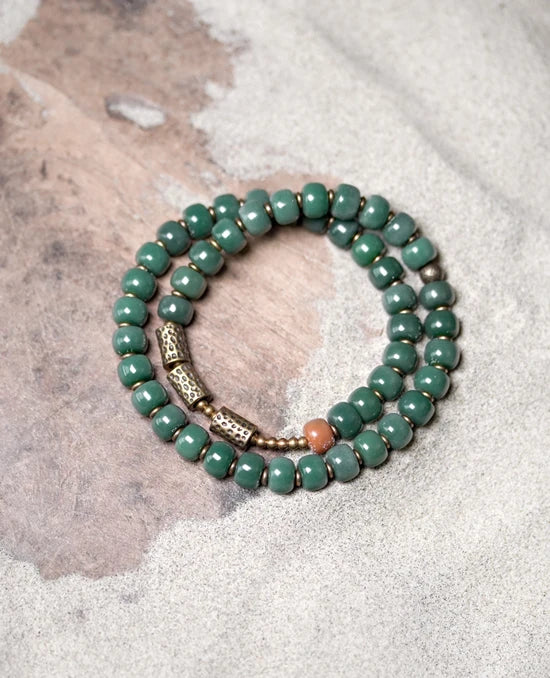 Bracelet Graines de Bodhi Vertes et Breloque en Laiton – Bijou de Méditation pour Femme