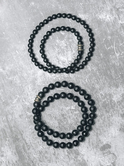 Bracelet Minimaliste Agate Noire Mate et Perles de Laiton – 6 ou 8 mm, Unisexe