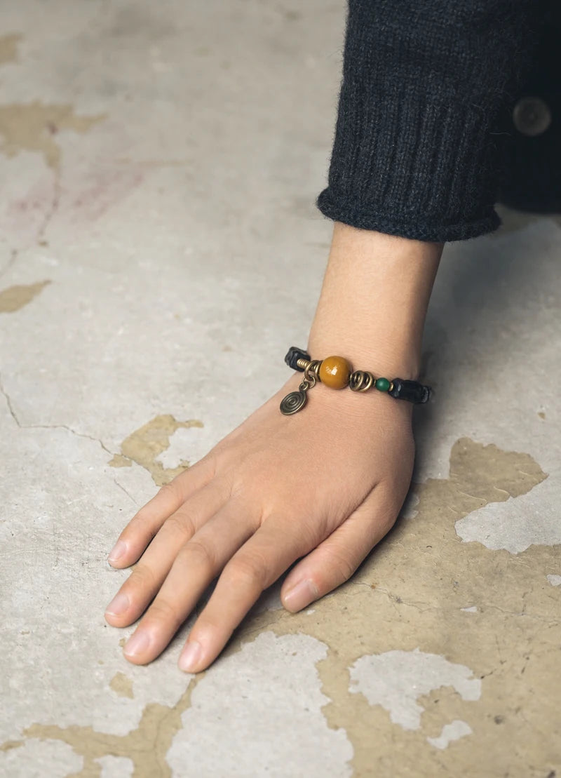 Bracelet Ébène Sculptée et Agate de Gobi – Breloque en Cuivre, Bijou de Couple