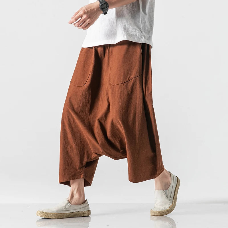 Pantalon sarouel large pour homme couleur marron terracotta porté avec des chaussures légères en toile