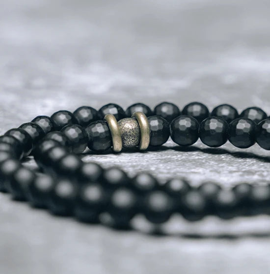 Bracelet Minimaliste Agate Noire Mate et Perles de Laiton – 6 ou 8 mm, Unisexe