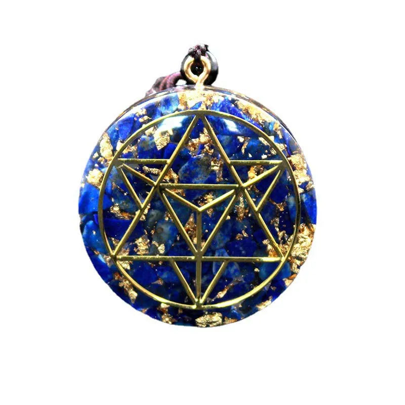 Ensemble de quatre pendentifs orgonite en pierres naturelles : améthyste, lapis-lazuli, aventurine et jaspe.