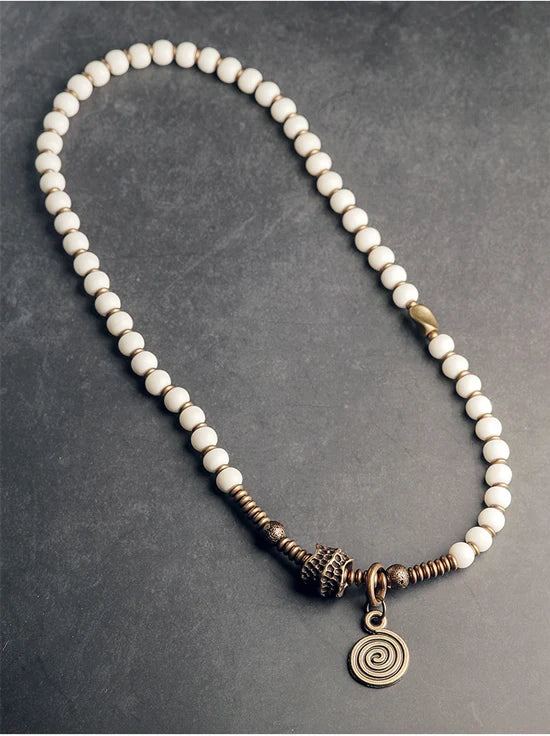 Bracelet Tibétain Multirang Os de Yak et Verre de Murano – Breloque en Laiton Martelé