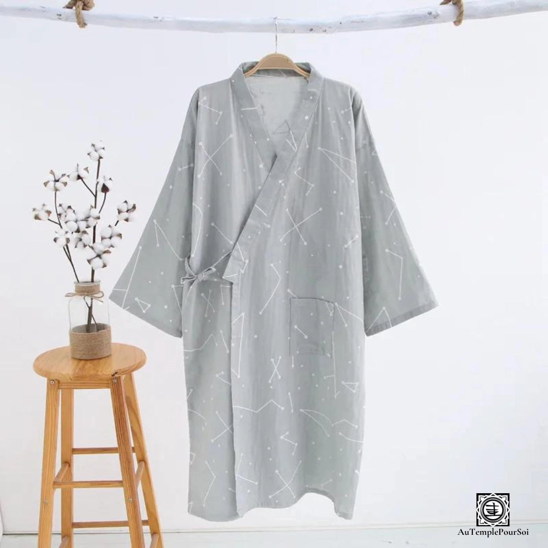 Kimono contemporain gris avec motifs abstraits, présenté sur un cintre en bois, évoquant la simplicité et la modernité. Idéal pour une touche de style décontracté.