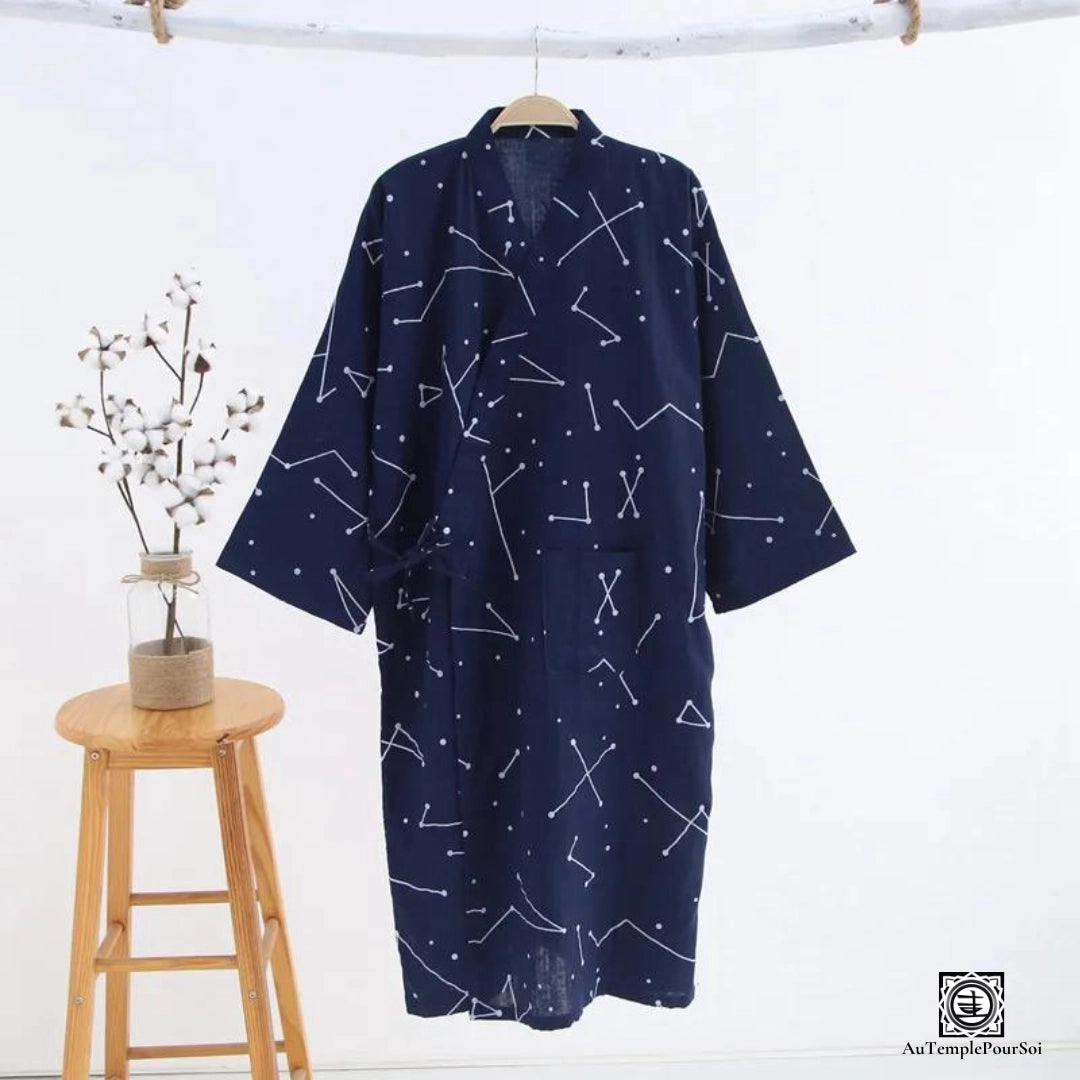 Kimono bleu marine orné d'un motif constellation, créant un design contemporain et cosmique. Présenté avec élégance sur un fond naturel, ce kimono est parfait pour ceux qui cherchent à allier mode et astronomie.