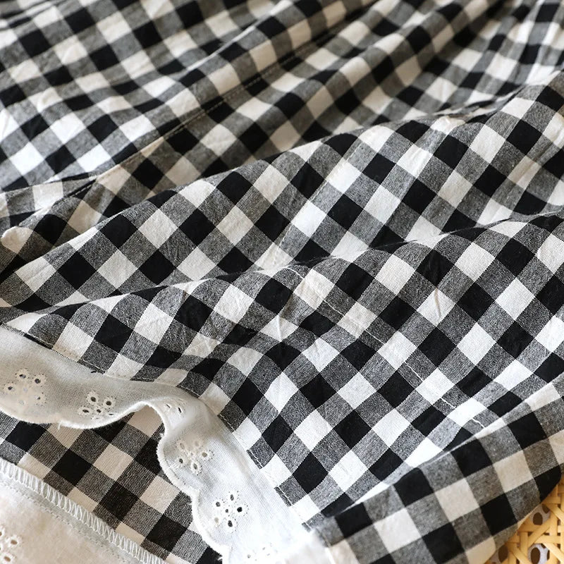 Texture aérée de la gaze de coton à carreaux vichy, idéale pour un vêtement de nuit frais et confortable.