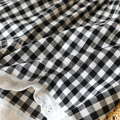 Texture aérée de la gaze de coton à carreaux vichy, idéale pour un vêtement de nuit frais et confortable.