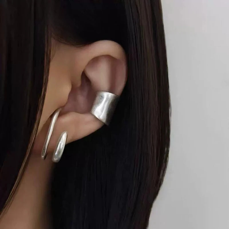 Duo d'earcuffs argentés : manchette large et double anneau minimaliste sans perçage.