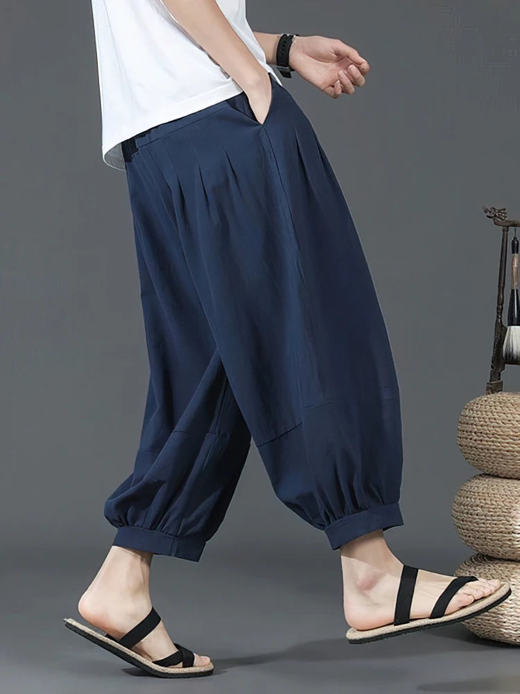 Vue de profil du short sarouel bleu marine en lin et coton, coupe ample et bas resserré pour un look zen.