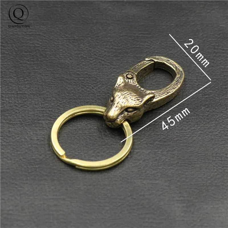 Mousqueton tête de tigre en cuivre patiné, gravures artisanales précises, dimensions 47 mm par 21 mm.