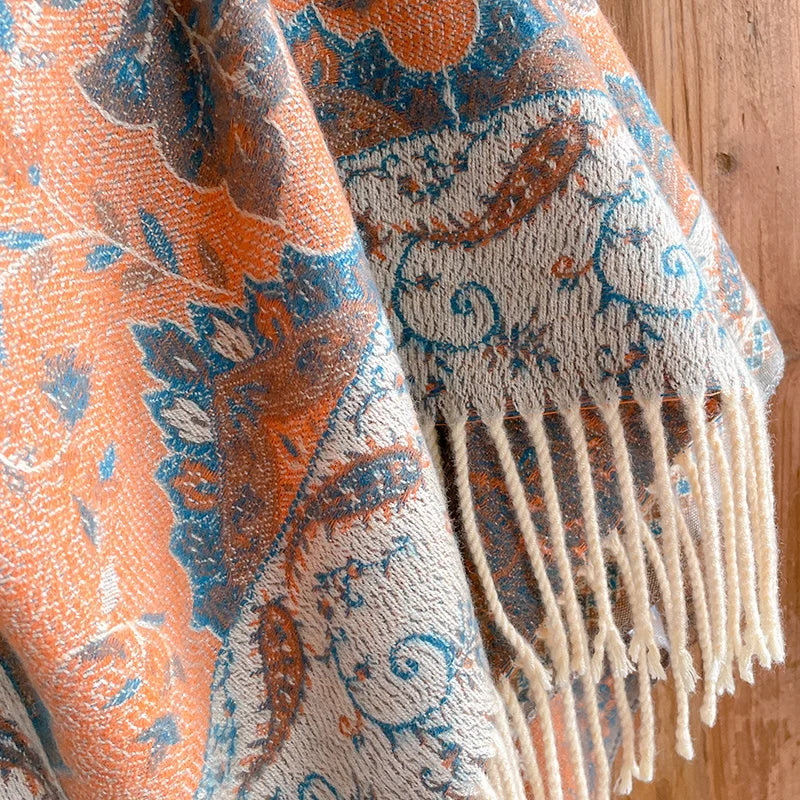 Écharpe large portée en étole, motifs jacquard élégants pour une allure chic et décontractée.