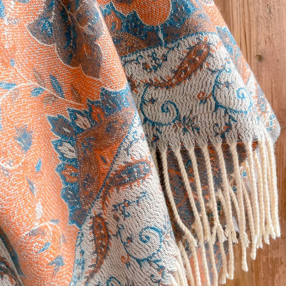 Écharpe large portée en étole, motifs jacquard élégants pour une allure chic et décontractée.