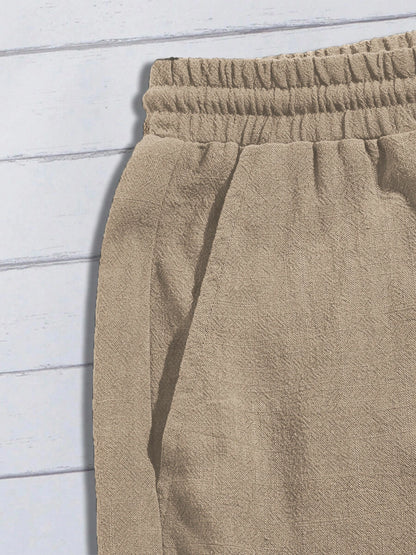 Zoom sur la poche latérale et la taille élastiquée confortable du short en lin.