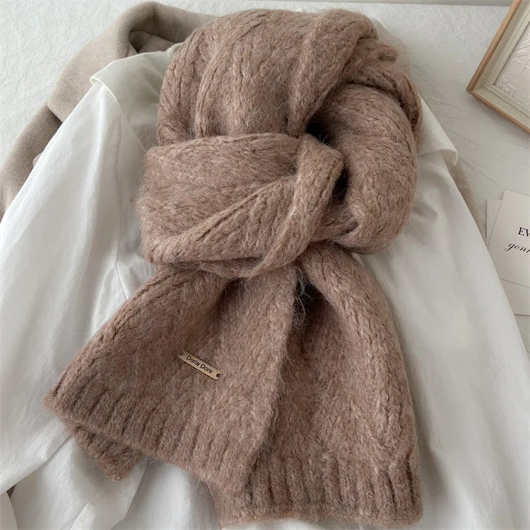 Écharpe marron foncé en laine bouclée, vue rapprochée sur la qualité du tricot et des finitions.