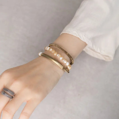 Bracelet Triple Tour Coquillage Naturel 6 mm et Laiton Vintage – Bohème pour Femme