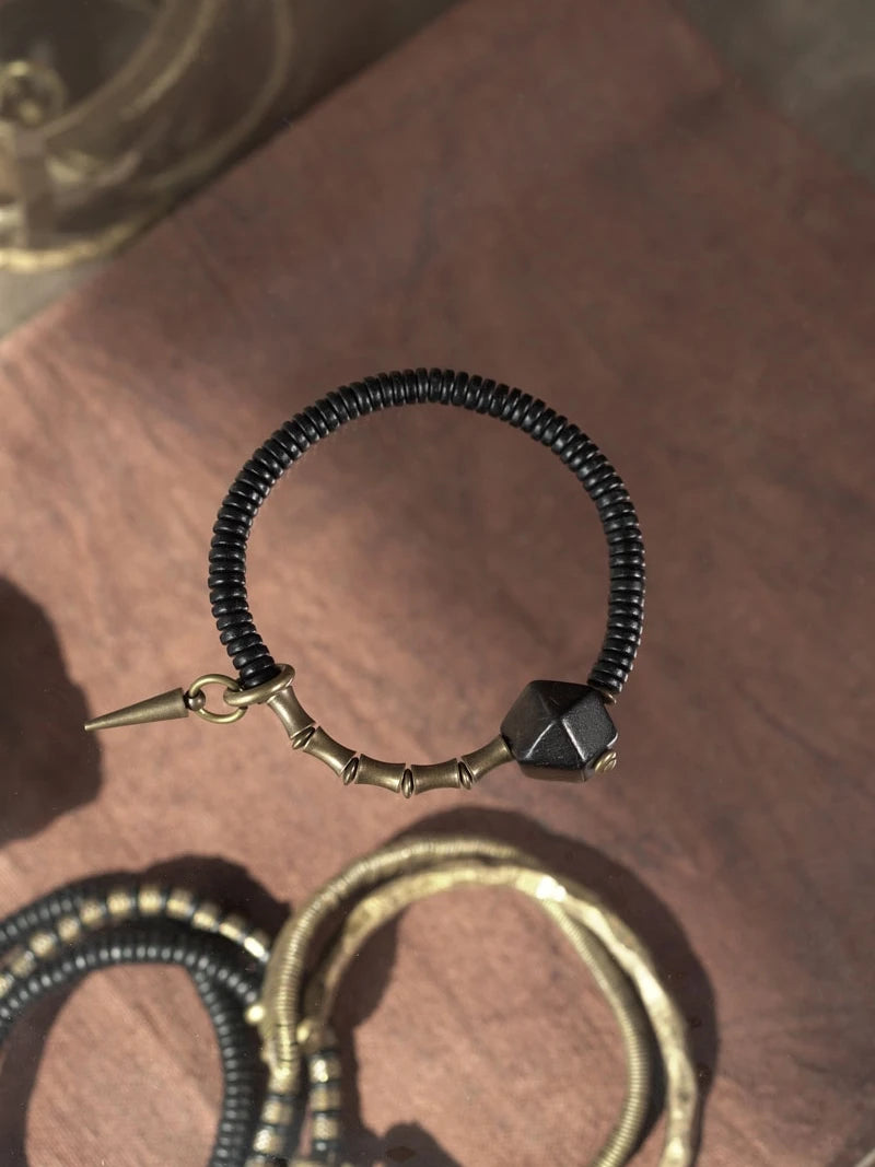 Bracelet Ébène et Breloque en Laiton – Style Rétro Bohème, Esprit Africain