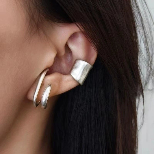 Bague d'oreille earcuff double cercle en métal argenté portée sur le cartilage d'une femme.