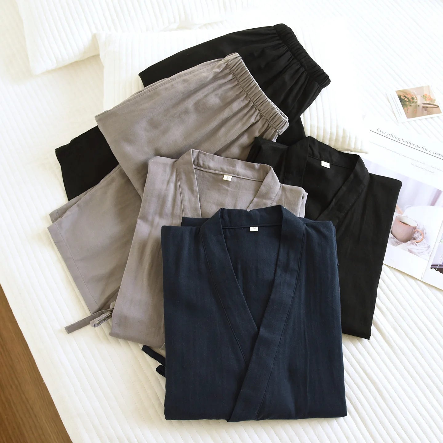 Détail de la coupe ample du pantalon de pyjama zen, assurant une grande liberté de mouvement.