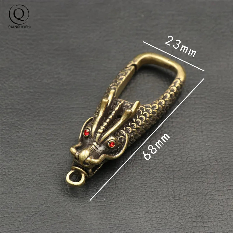 Mousqueton tête de mort sculptée en cuivre antique, 45 mm par 22 mm, accessoire gothique robuste.