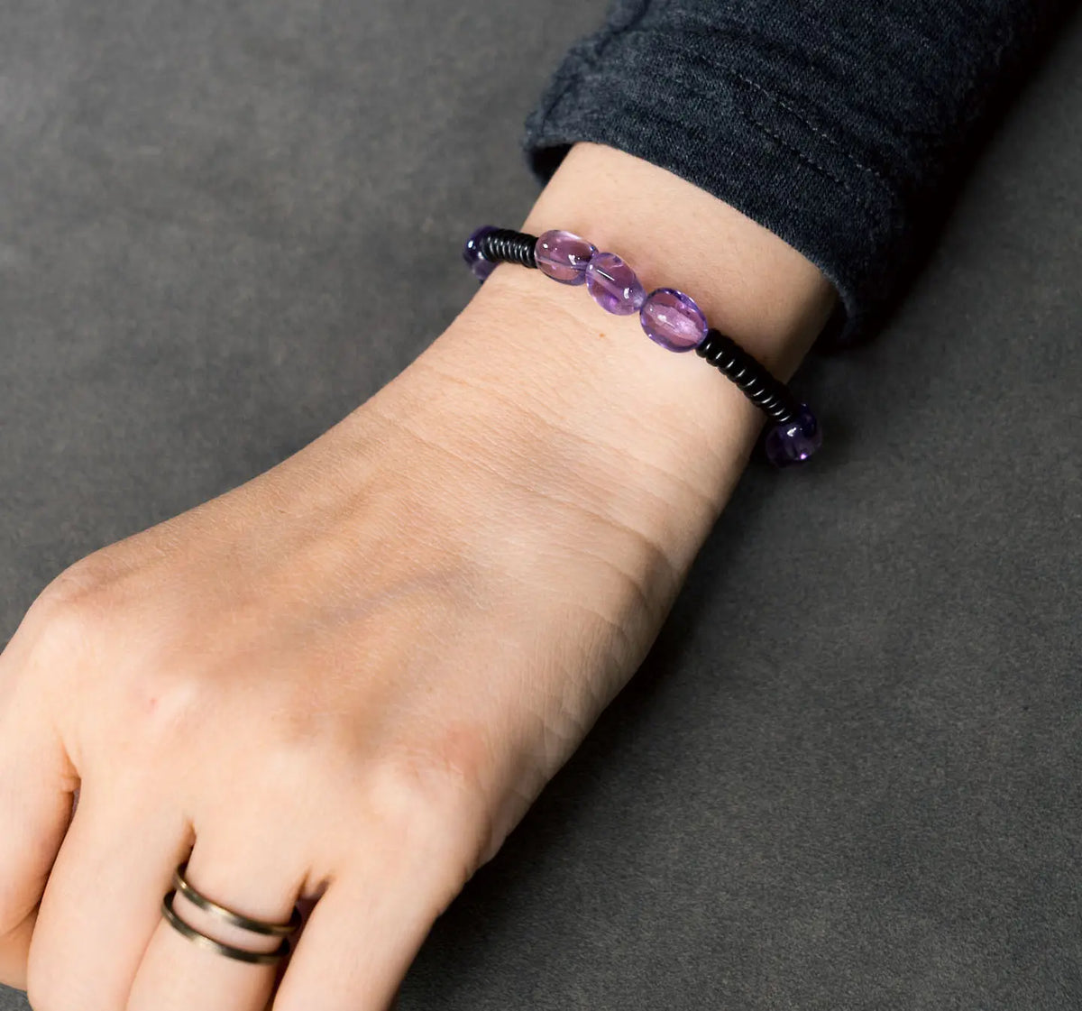Bracelet Éclats d'Améthyste et Bois de Santal Noir – Minimaliste Fait Main
