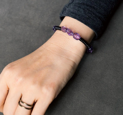 Bracelet Éclats d'Améthyste et Bois de Santal Noir – Minimaliste Fait Main