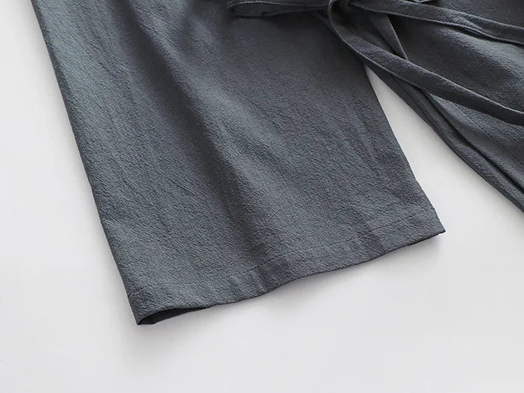 Vue d'ensemble d'une robe Hanfu longue pour homme, design épuré inspiré du style ancestral.