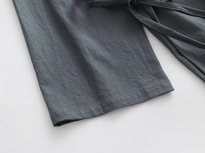 Vue d'ensemble d'une robe Hanfu longue pour homme, design épuré inspiré du style ancestral.
