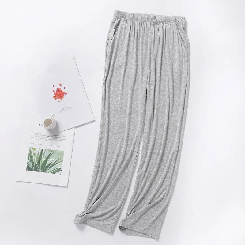 Pantalon de détente bleu ciel en modal, design minimaliste et matière stretch pour un sommeil serein.