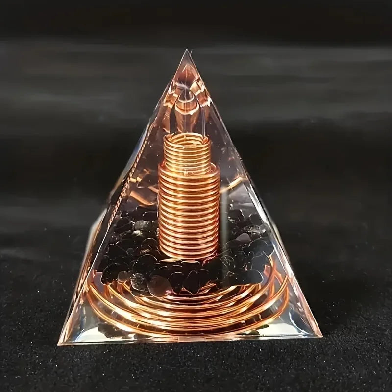 Pyramide d'orgonite en résine avec éclats d'obsidienne noire et spirale de cuivre centrale