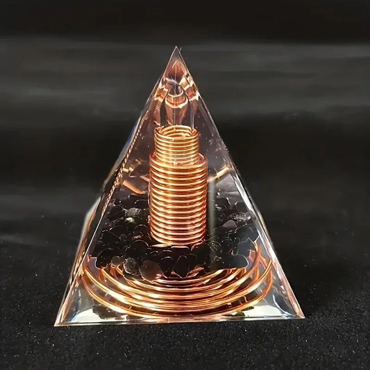Pyramide d'orgonite en résine avec éclats d'obsidienne noire et spirale de cuivre centrale