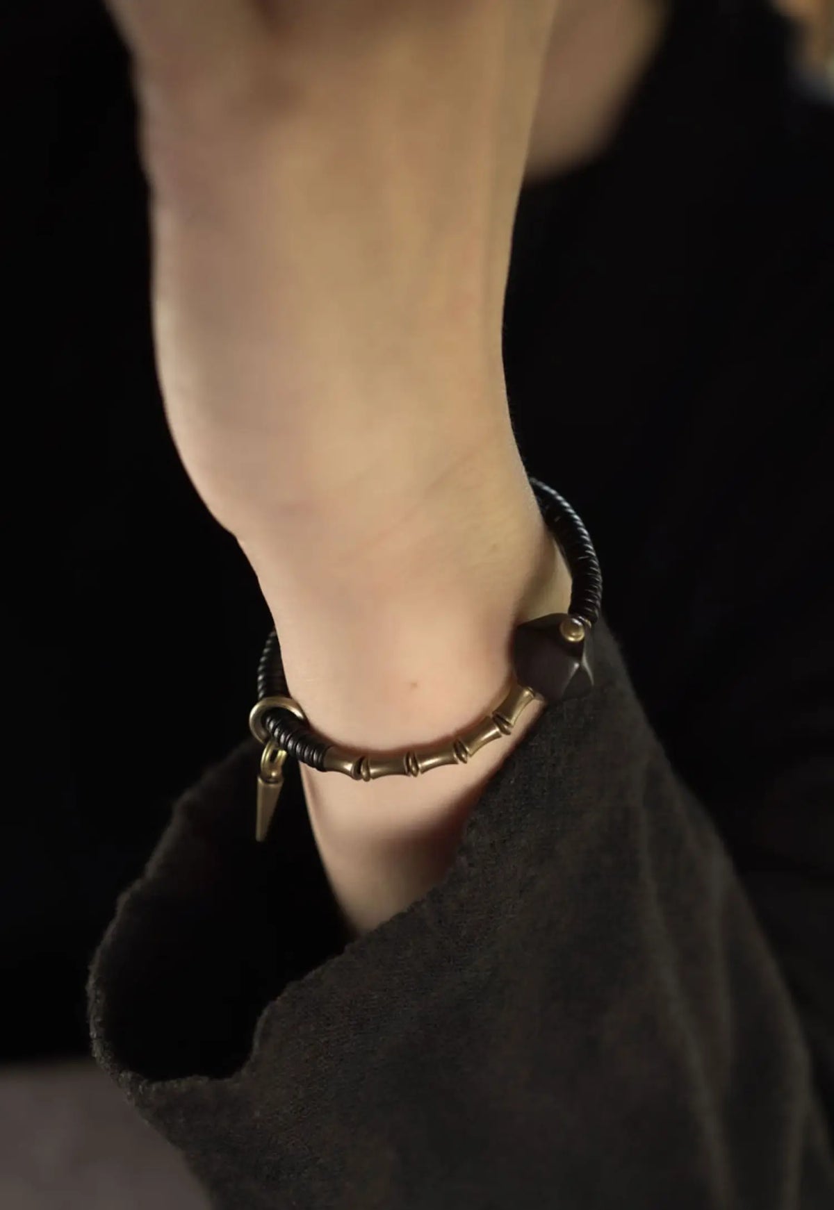 Bracelet Ébène et Breloque en Laiton – Style Rétro Bohème, Esprit Africain