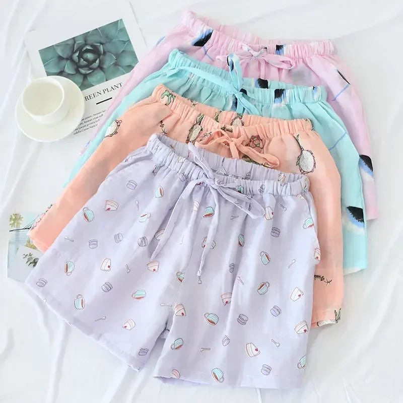 Short de pyjama femme en double gaze de coton aux teintes pastel et motifs de fruits, vue d'ensemble à plat.