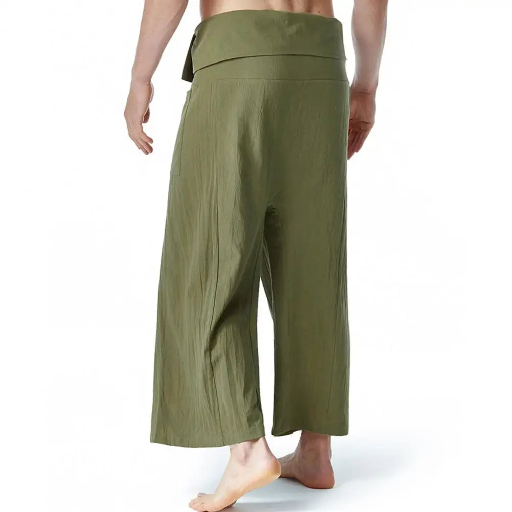 Modèle portant le pantalon de yoga en lin beige, nœud à la taille et poches latérales visibles.