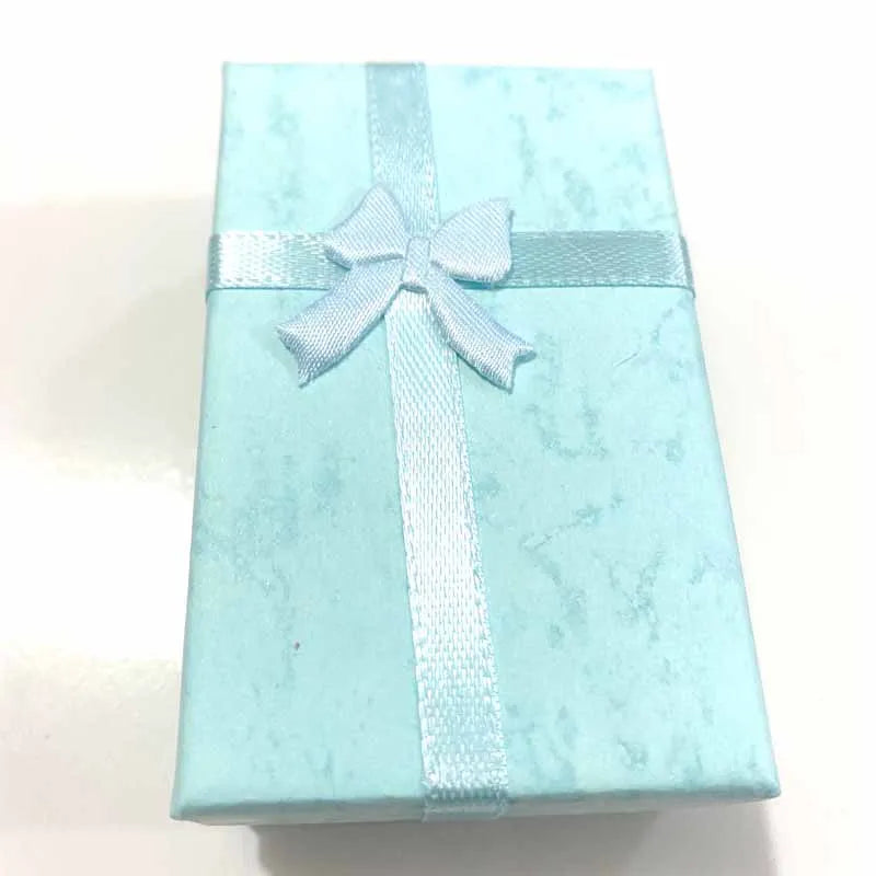 Détail des finitions avec feuilles d'or et pierres de malachite naturelle incrustées.