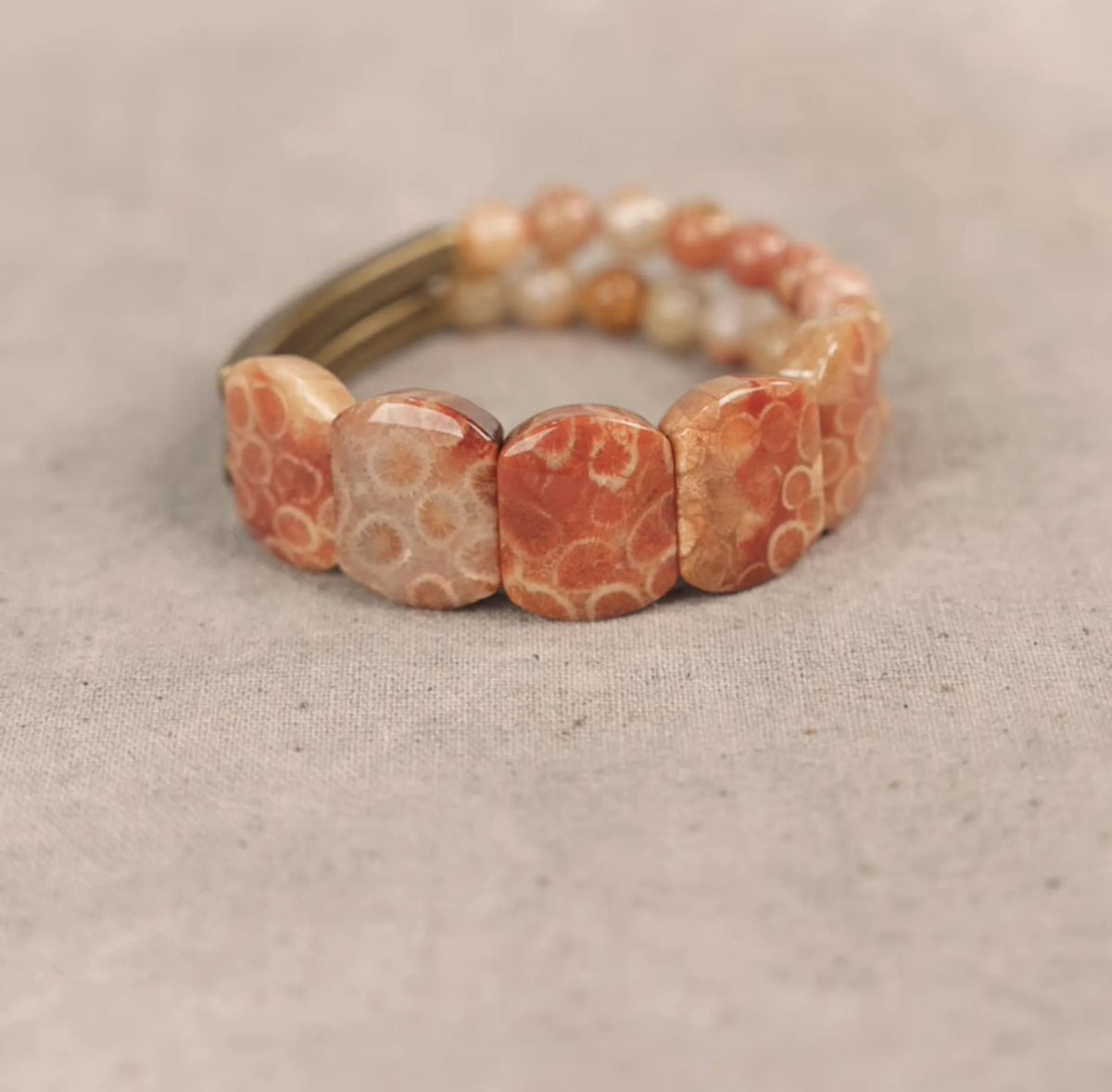 Bracelet Pierre Rouge Naturelle et Perles de Laiton – Bijou Yoga et Sérénité Unisexe