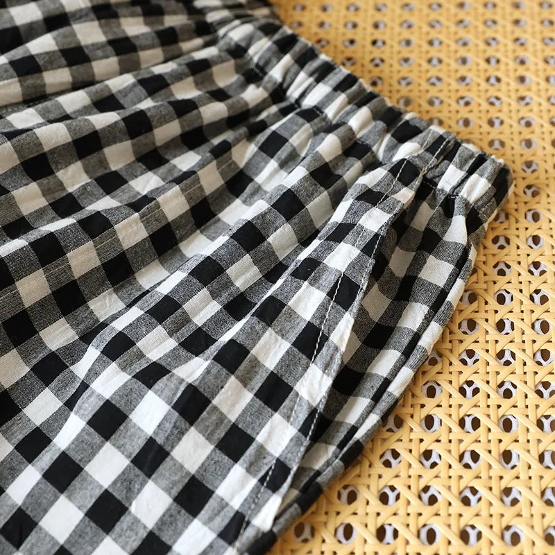 Zoom sur le short de nuit bleu ciel à motifs vichy, orné d'une dentelle délicate aux finitions soignées.