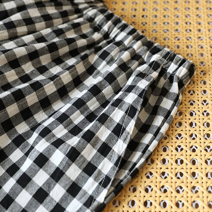 Zoom sur le short de nuit bleu ciel à motifs vichy, orné d'une dentelle délicate aux finitions soignées.