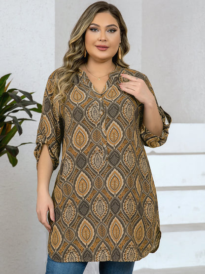 Chemisier fluide grande taille à motifs ethniques marron et beige, col en V et style bohème chic.