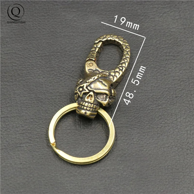 Porte-clés dragon orné de pierres rouges et bleues en cuivre sculpté, dimensions 63 mm par 23 mm.