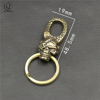 Porte-clés dragon orné de pierres rouges et bleues en cuivre sculpté, dimensions 63 mm par 23 mm.