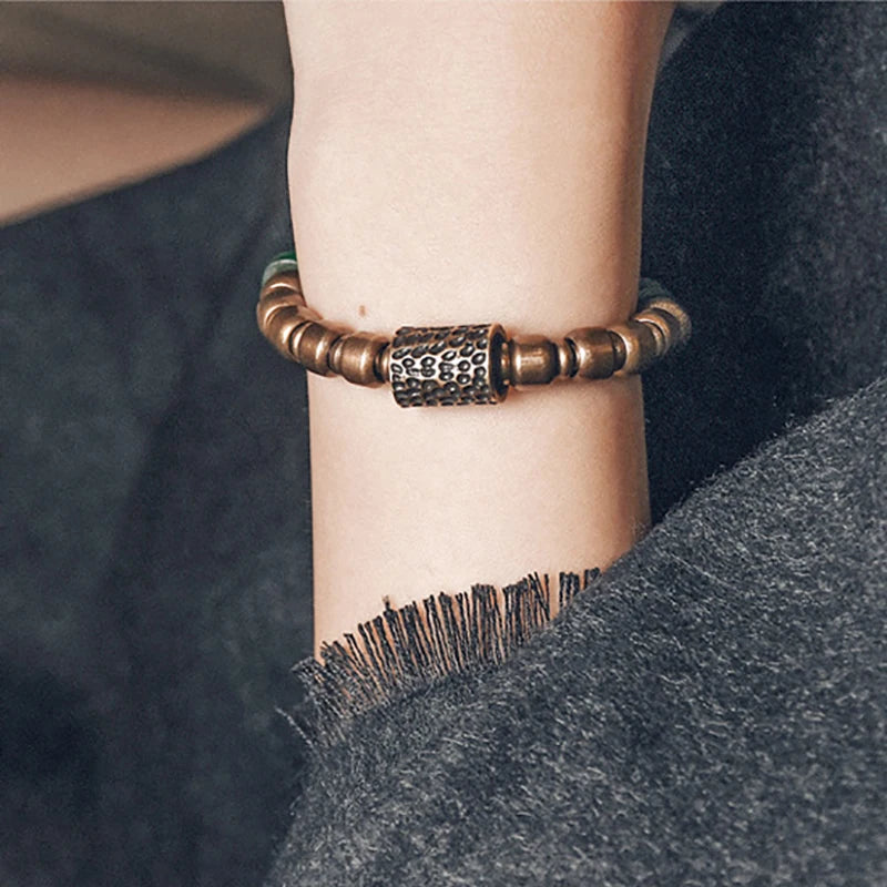 Bracelet Reiki en Verre Coloré et Breloque en Cuivre Martelé – Bohème Esprit Népal